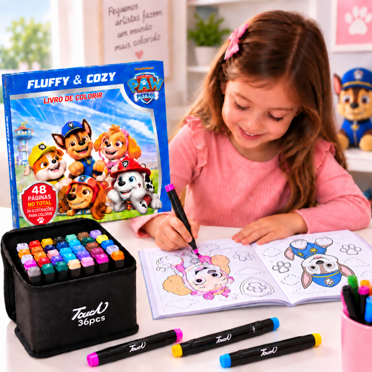 Criança colorindo um livro da Patrulha Canina, com estojo aberto e canetinhas sobre a mesa.